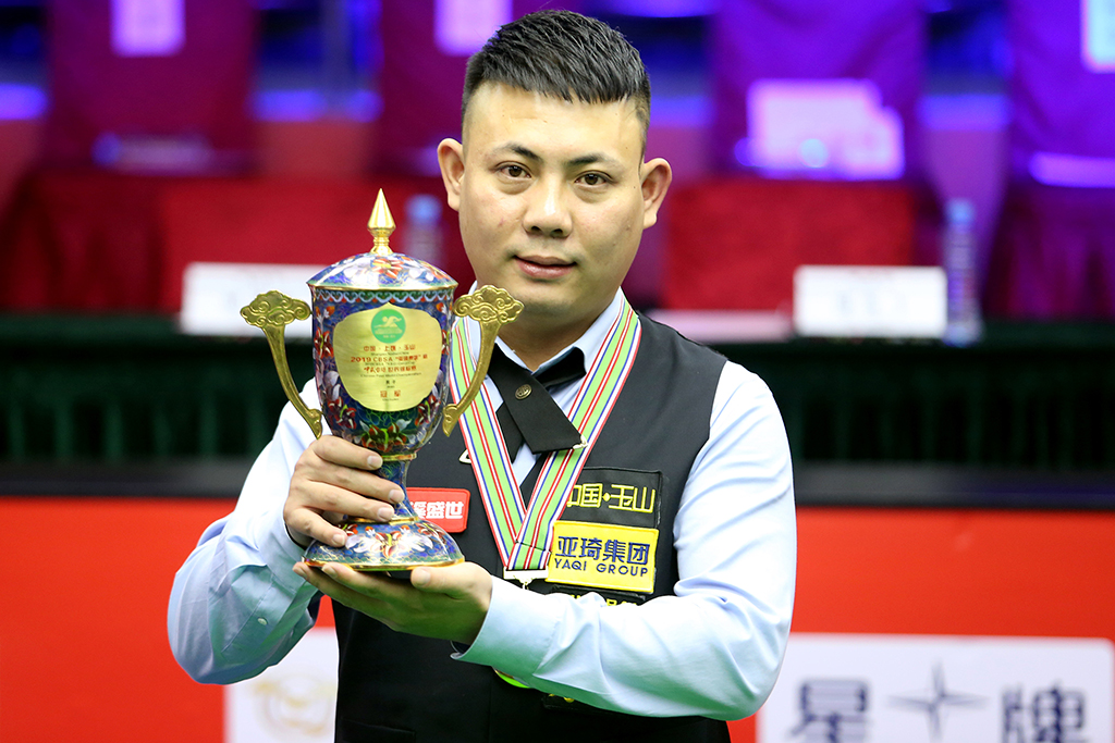 她以铁腕手 她以铁腕手